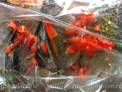 Форель с помидорами и кабачками, запеченная в кулинарном рукаве