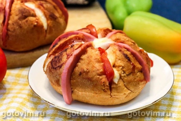 Горячие булочки, фаршированные колбасой, помидорами и сыром моцарелла Горячие булочки, фаршированные колбасой, помидорами и сыром моцарелла