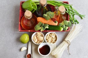 Салат с рисовой лапшой и овощами