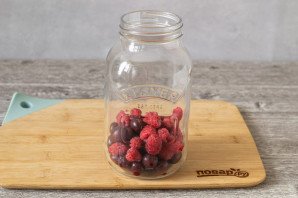 Компот из крыжовника с малиной