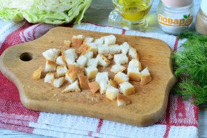 Салат с капустой, ветчиной и сухариками