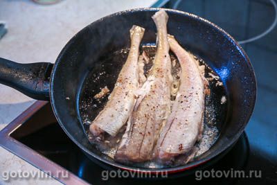 Минтай, жаренный с луком и беконом