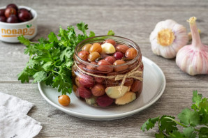 Маринованный чеснок с крыжовником Маринованный чеснок с крыжовником