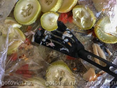 Форель с помидорами и кабачками, запеченная в кулинарном рукаве