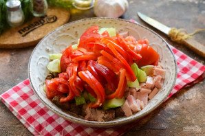 Салат с говядиной и ветчиной Салат с говядиной и ветчиной