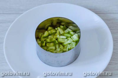 Нежный слоеный салат из авокадо с огурцом, сельдереем и апельсинами