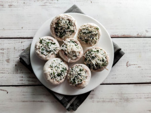 Шампиньоны фаршированные брынзой