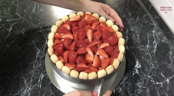 Клубничный торт без выпечки, пошаговый рецепт с фото