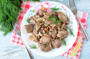 Куриная печень с грецкими орехами