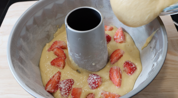 Пирог с клубникой на йогурте, вкуснее торта , пошаговый рецепт с фото