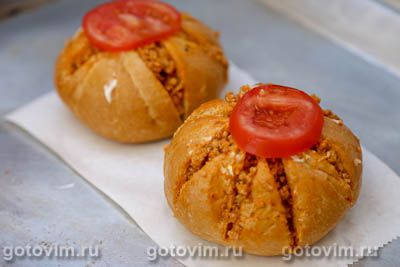 Горячие булочки, фаршированные мясным фаршем и сыром