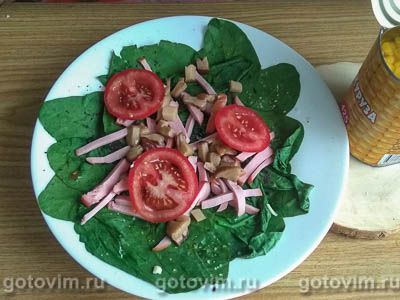 Завтрак из яиц со шпинатом, ветчиной и сыром в микроволновой печи