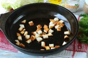 Салат с капустой, ветчиной и сухариками