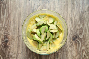 Шарлотка с яблоками на сметане в мультиварке