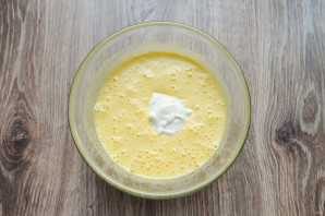 Шарлотка с яблоками на сметане в мультиварке