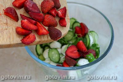 Салат из клубники с огурцами и сыром моцарелла Салат из клубники с огурцами и сыром моцарелла