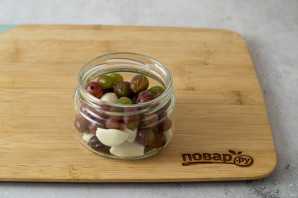 Маринованный чеснок с крыжовником Маринованный чеснок с крыжовником