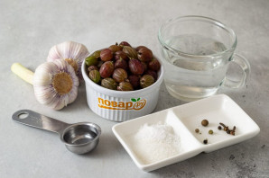 Маринованный чеснок с крыжовником Маринованный чеснок с крыжовником