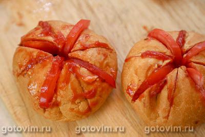 Горячие булочки, фаршированные колбасой, помидорами и сыром моцарелла Горячие булочки, фаршированные колбасой, помидорами и сыром моцарелла