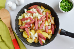 Жареная картошка с охотничьими колбасками