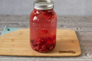 Компот из крыжовника с малиной