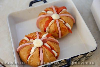 Горячие булочки, фаршированные колбасой, помидорами и сыром моцарелла Горячие булочки, фаршированные колбасой, помидорами и сыром моцарелла