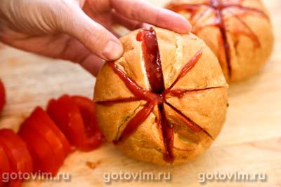 Горячие булочки, фаршированные колбасой, помидорами и сыром моцарелла Горячие булочки, фаршированные колбасой, помидорами и сыром моцарелла