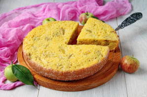 Шарлотка с яблоками на сметане в мультиварке