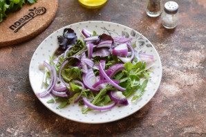 Салат с лососем и яйцом пашот