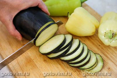 Баклажаны и перцами, обжаренные на сковороде в горчично-медовом соусе Баклажаны и перцами, обжаренные на сковороде в горчично-медовом соусе