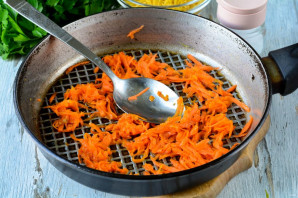 Вермишель с тушенкой на сковороде