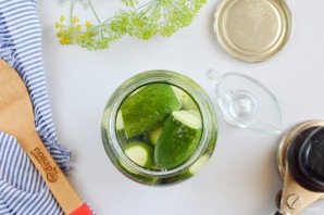 Маринованные огурцы в литровых банках