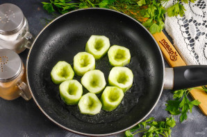 Жареные огурцы с яйцами Жареные огурцы с яйцами