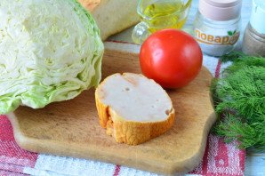 Салат с капустой, ветчиной и сухариками