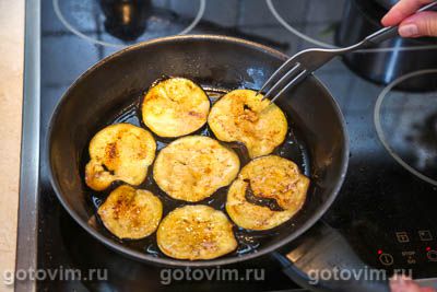 Баклажаны и перцами, обжаренные на сковороде в горчично-медовом соусе Баклажаны и перцами, обжаренные на сковороде в горчично-медовом соусе