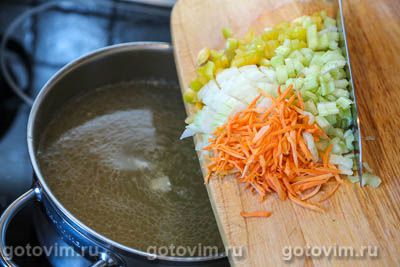 Куриный суп с зеленым горошком и вермишелью Куриный суп с зеленым горошком и вермишелью