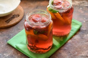 Компот из клубники с мятой и апельсином Компот из клубники с мятой и апельсином