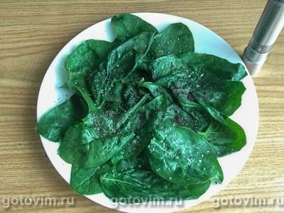 Завтрак из яиц со шпинатом, ветчиной и сыром в микроволновой печи