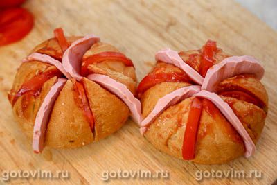 Горячие булочки, фаршированные колбасой, помидорами и сыром моцарелла Горячие булочки, фаршированные колбасой, помидорами и сыром моцарелла