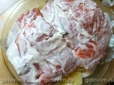 Семга в духовке, запеченная с картошкой в сметане