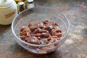 Куриная печень с сельдереем