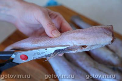 Минтай, жаренный с луком и беконом