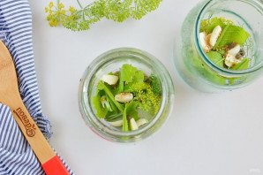 Маринованные огурцы в литровых банках