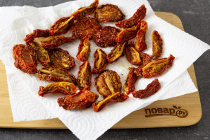 Вяленые помидоры с базиликом Вяленые помидоры с базиликом