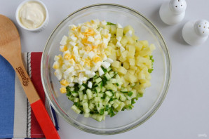 Салат с рыбой горячего копчения