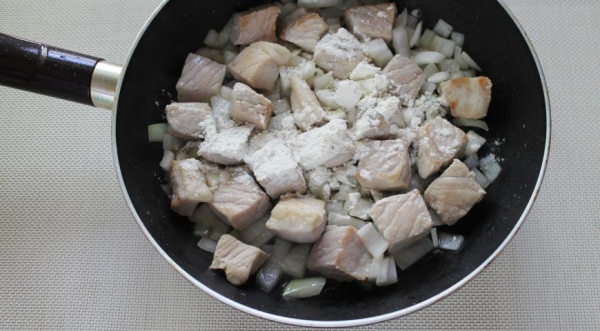 Свинина в сметанном соусе, пошаговый рецепт с фото