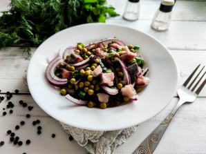 Селедка с зеленым горошком и луком