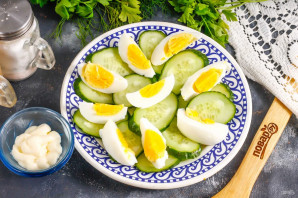 Салат с раковыми шейками и авокадо