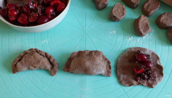 Шоколадные вареники с вишней