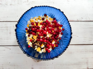 Салат с курицей и брусникой